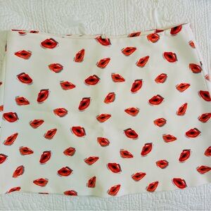 Adorable Zara mini skirt with Lois’s lips print.